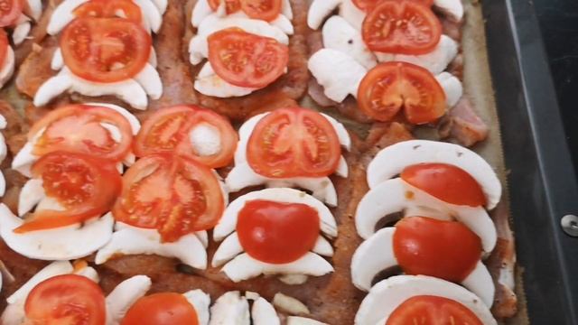 Отбивные с овощами в духовке Филе индейки с грибами и помидорами под сыром??️? смотреть онлайн