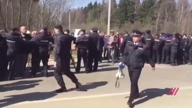 Протестующие против свалки в Волоколамске перекрыли трассу, часть активистов задержали смотреть онлайн