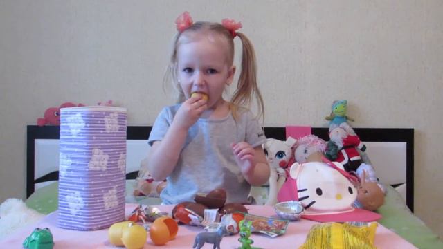 Мила открывает яйца Киндер сюрприз/Kinder Surprise eggs смотреть онлайн