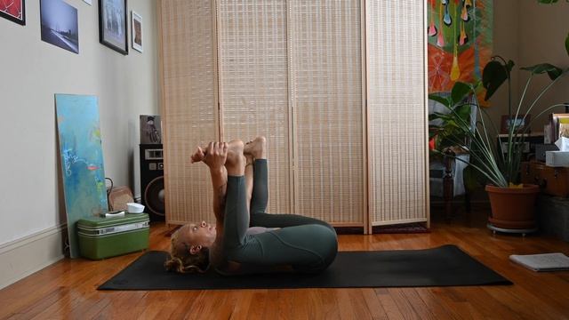 How To: Happy Baby Pose (Ananda Balasana) Modifications & Tips смотреть онлайн