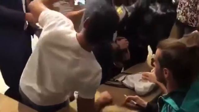 Los jugadores del Real Madrid firman autógrafos a sus fans en Abu Dhabi emirate arab смотреть онлайн