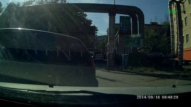 Девушка за рулем, невнимательность в квадрате