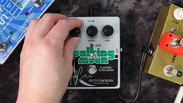 EHX Andy Summers Walking on the Moon Analog Flanger Pedal Demo - The Police Guitar tones смотреть онлайн