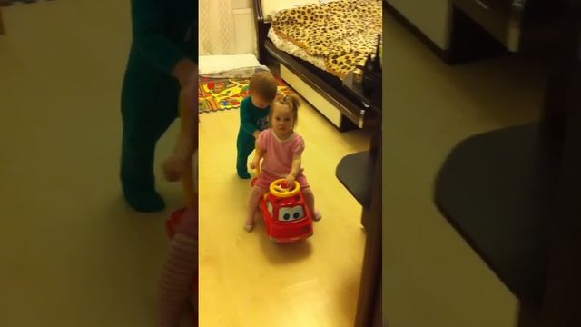 Артём + Алиса_23-02-13.MOV смотреть онлайн