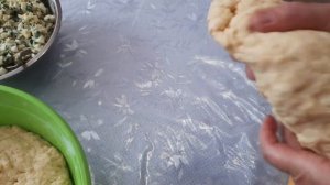 Пирожки, косняки с зелёным луком и яйцом.