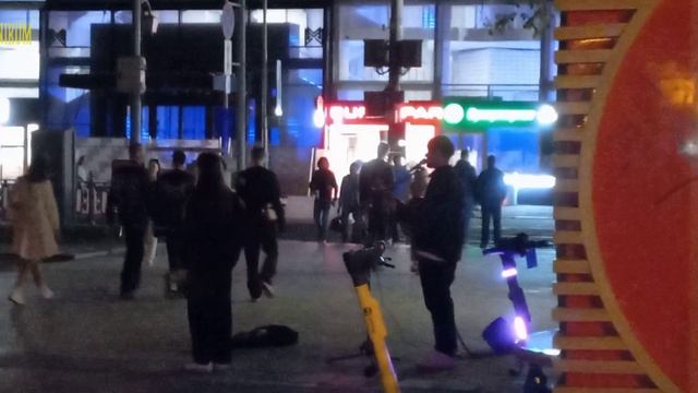 «И пускай капает, капает с неба». Песни Тимы Белорусских от уличного музыканта смотреть онлайн