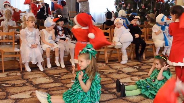 Новый год.Танец Санта Клауса, Миссис Клаус и Новогодние елочки смотреть онлайн