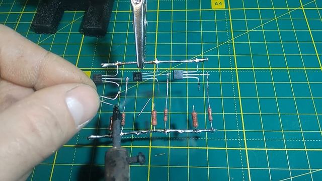 Простая схема на транзисторе  BC547. Бегущие огни.