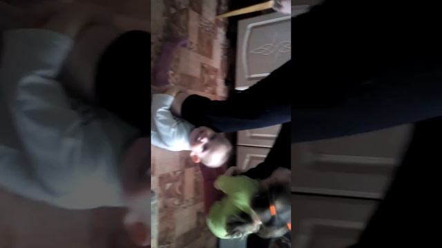 Настя и Игорешка катаются на маминых ногах. смотреть онлайн