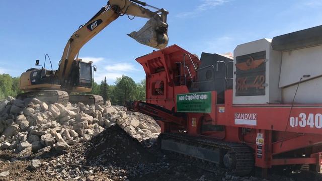 Дробление бетона с помощью самоходной щековой дробилки SANDVIK QJ340 (Extec C-12+) в г. Казани смотреть онлайн