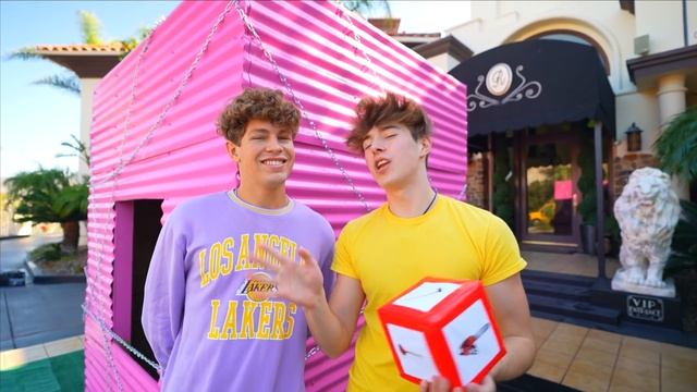 TRAPPED THE GIRLS IN AN UNBREAKABLE BOX!! смотреть онлайн