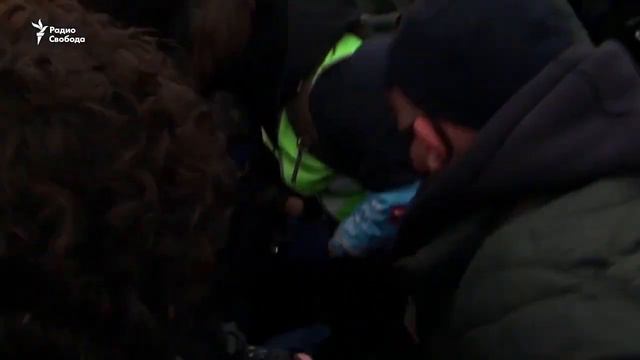 На Пушкинской площади полиция избивает людей. Москва, 23.01.21 смотреть онлайн