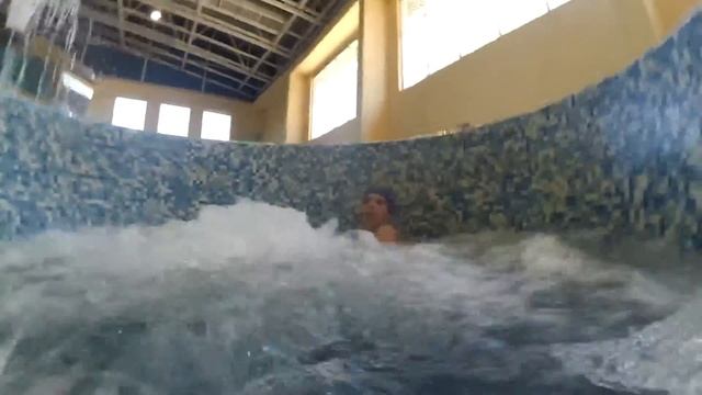 VLOG ● Плаваем в бассейне. Веселье! смотреть онлайн