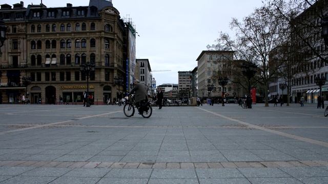 Weird Walk at Alte Oper in Frankfurt/Germany смотреть онлайн