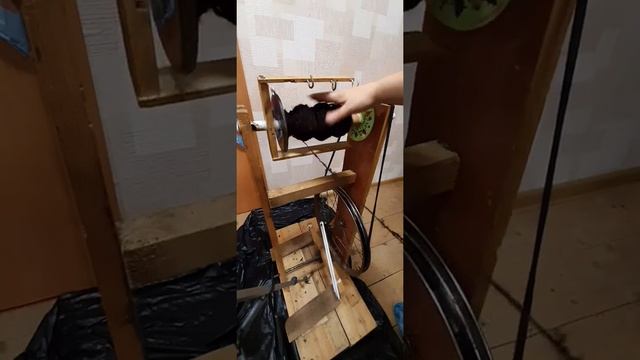 Прядение на самодельном прядельном станке. Прядение шерсти. Обзор на прялку предыдущем видео. смотреть онлайн