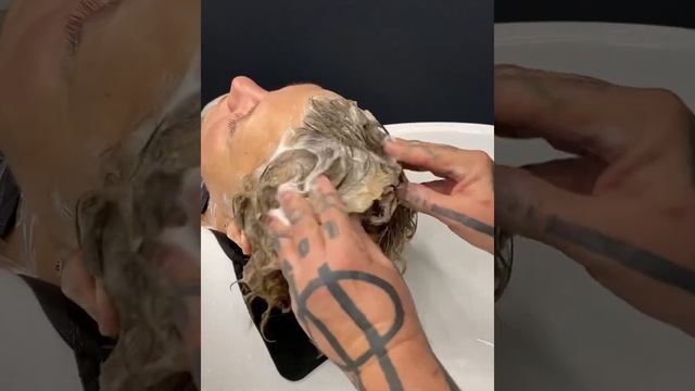 Легкие солнечные пряди с брендом Coiffance #LeonidRomanov #LeonidRomanovHair #салонкрасоты смотреть онлайн