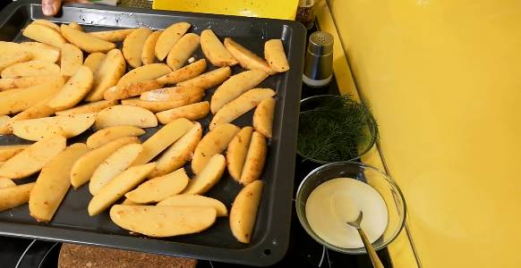 Картошка по-деревенски. Делаю дольки в духовке смотреть онлайн