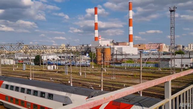 Электровоз ЭП20-009 с поездом №740А Брянск — Москва прибывает на Киевский вокзал смотреть онлайн
