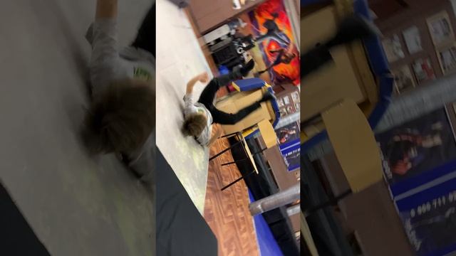 Уронил телефоном смотреть онлайн