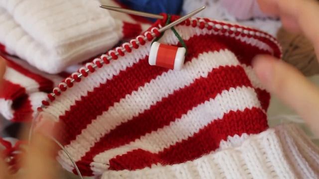 ПОЛОСАТАЯ ШАПКА САНТЫ спицами. НОВОГОДНЯЯ ШАПКА. How to knit Santa Hat смотреть онлайн
