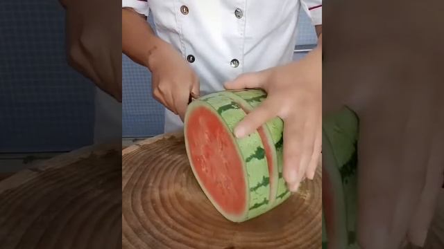 Нарезка арбуза | Как нарезать арбуз | How to cut a watermelon смотреть онлайн