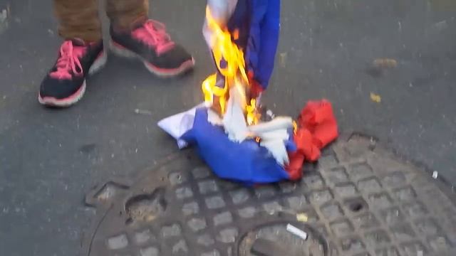 Посольство РФ. Активисты сожгли флаг россии смотреть онлайн