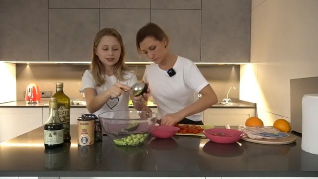 Оригинальный салат для всей семьи, рекомендовано совместное семейное приготовление. смотреть онлайн