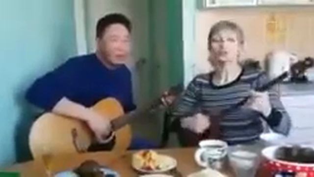 Казах и русская поют на домбре и гитаре смотреть онлайн
