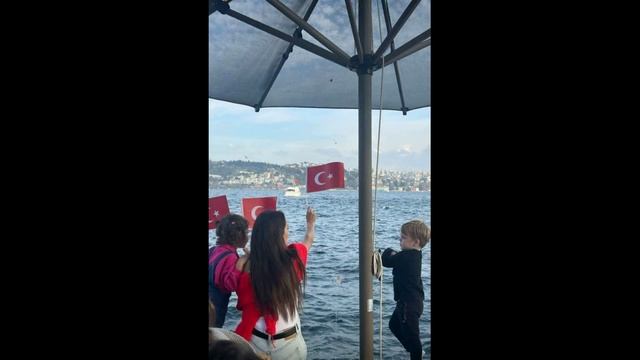 El amor de Hande Erçel y Hakan Sabancı continúa a toda velocidad... смотреть онлайн