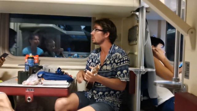 Первый день в поезде Попутчики с Укулеле Концерт в поезде смотреть онлайн