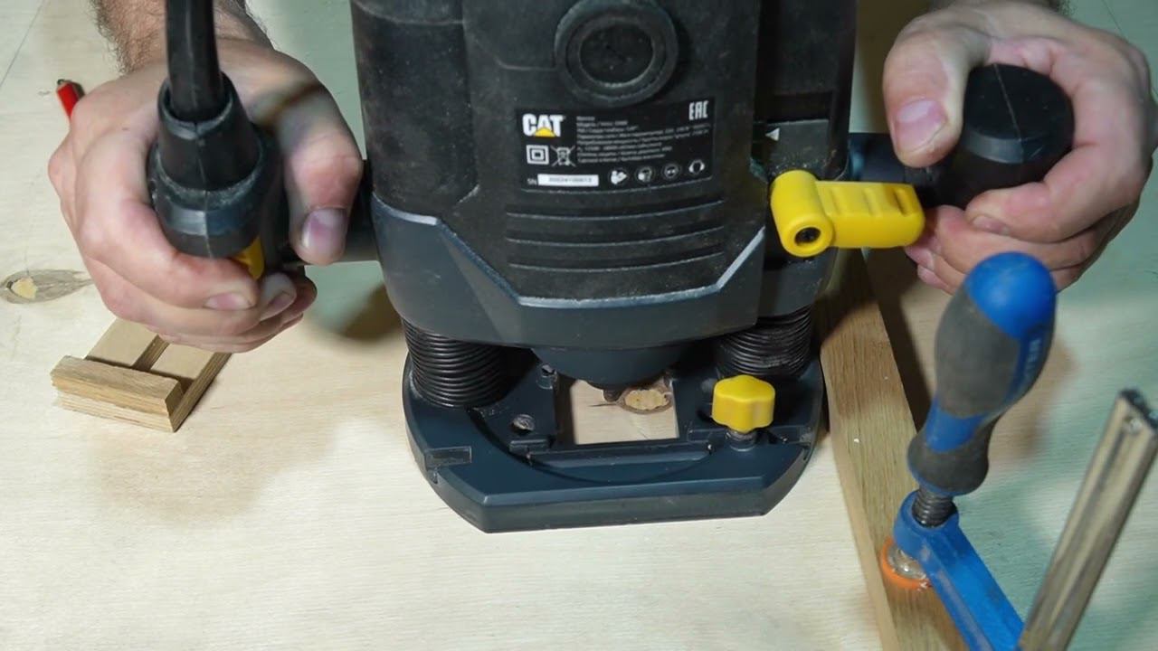 Установка нового фрезера в стол. Крепление фрезера. Приспособление для удержание кнопки