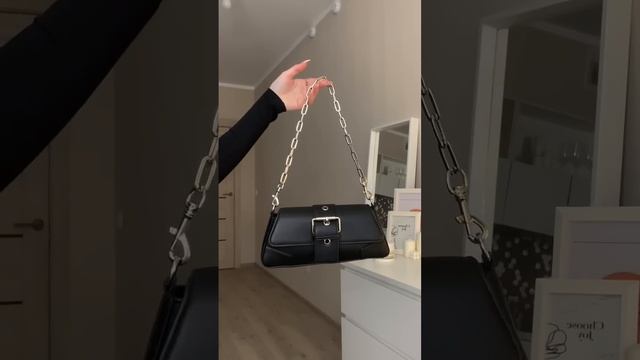 Чёрное платье длины миди, которое красиво подчеркнёт фигуру? смотреть онлайн