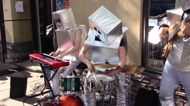 РОБОТЫ УЛИЧНЫЕ МУЗЫКАНТЫ ► N3K Trio - Необычная Рок Группа Роботов смотреть онлайн