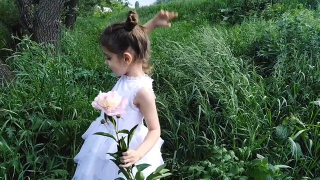 Девочка с пионами 🌸🌸🌸 смотреть онлайн