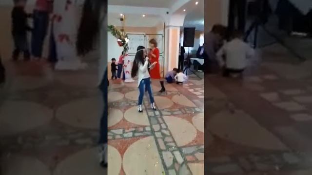 Внучка спела на свадьбе