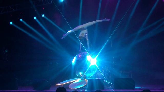 Эквилибр на зеркальном шаре. Handbalancing Natalia Kazantseva. Эквилибр на руках смотреть онлайн