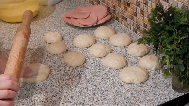 Пирожки с колбасой. Просто и вкусно! смотреть онлайн