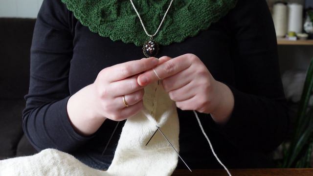 Following a 150 Year Old Knitting Recipe! смотреть онлайн