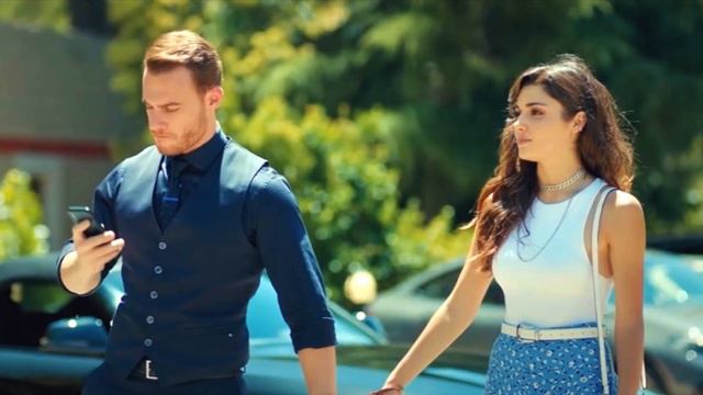 HANDE ERÇEL FUE A LA TUMBA DE SU MADRE CON KEREM BÜRSİN смотреть онлайн