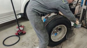 Установка высоко профильной слежавшейся резины 235/85/R16 на диск 7J. На «Шинсервисе» сколково.