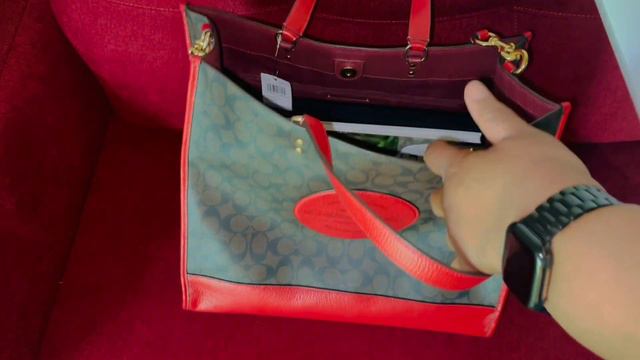 Coach Dempsey Tote 40 in Signature Canvas | What Fits In My Bag смотреть онлайн