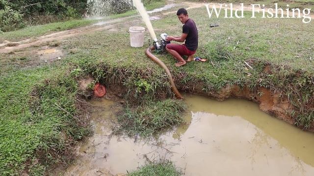 Find Fishing Exciting, Catch Many Fish Wonderful With A Large Pump Sucks The Water Out Of The Canal