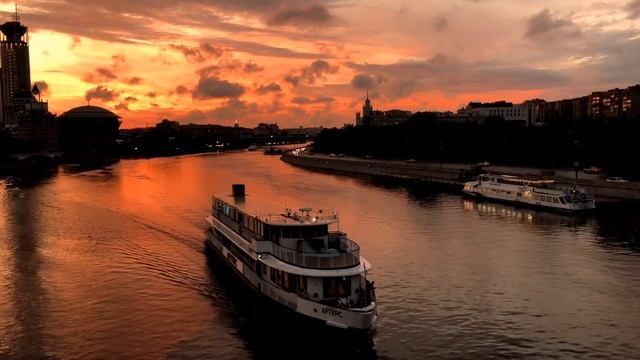 Вставай рано на рассвете и помни, что закат придет, когда его совсем не ждёшь. #Москва, #Котляров, смотреть онлайн