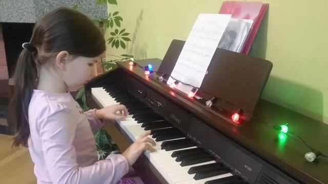 Аксиома Анастасия играет Santa Lucia смотреть онлайн