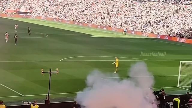 Ajax vs Feyenoord Suspended as Fans Throw Fireworks on Pitch! смотреть онлайн