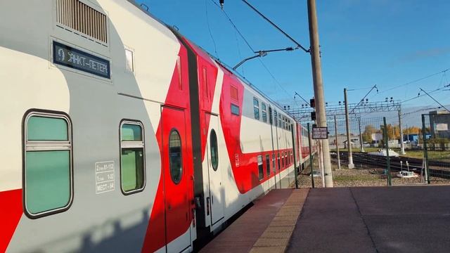 ЭП20-056 с двухэтажным составом №021Ч Мурманск - С.Петерубрг Лад. прибывает на Ладожский вокзал смотреть онлайн