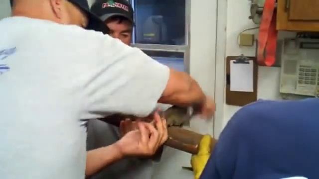 Спасение котенка из водосточной трубы