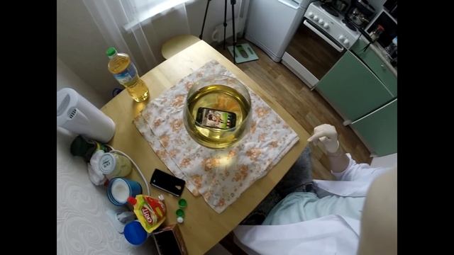 ЧТО БУДЕТ ЕСЛИ УРОНИТЬ ТЕЛЕФОН В МАСЛО?! смотреть онлайн