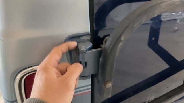 It Turns Out Old Ford Econoline Vans Are Cool! смотреть онлайн