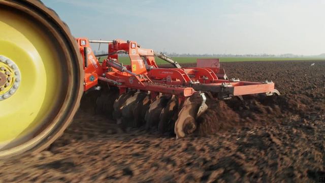 John Deere 8370RT + Coltivatore Combinato Pastò | Agromeccanica Gobbo смотреть онлайн